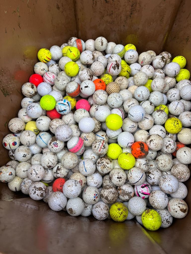 Bin full golf balls 2750/3000 Aprox