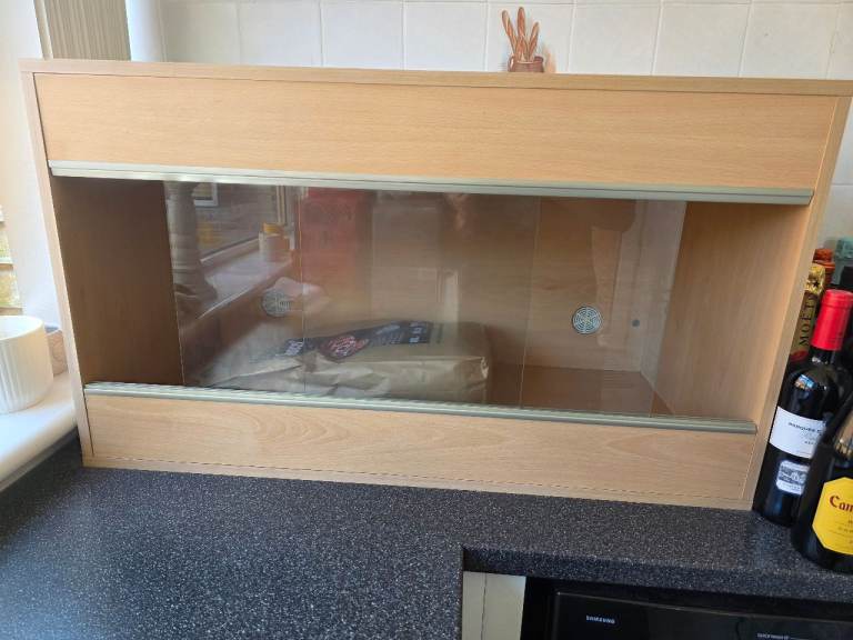 Reptile vivarium - 3 foot + Bedding