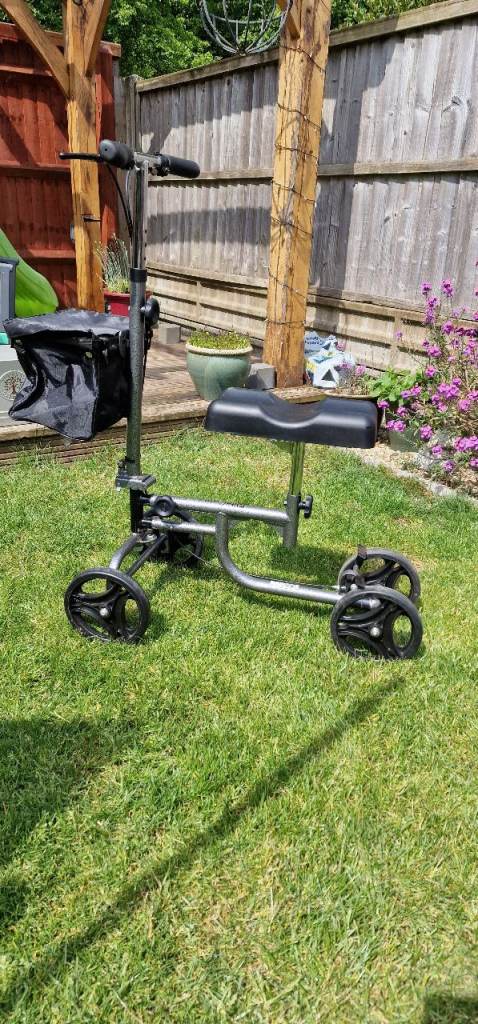 Walker kneeler scooter braked