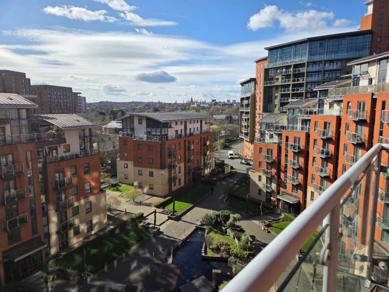**2 BEDROOM APARTMENT WITH PARKING - AVAILABLE FOR RENT - LEEDS CITY -£1,045PM (NEG) **