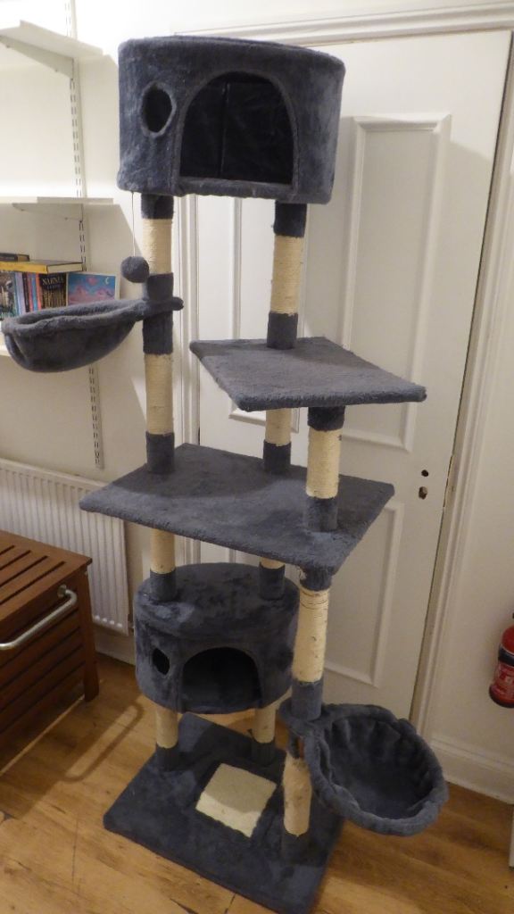 Big Cat Tree - For 1 or 2 cats - Very Good condition - Modular. 