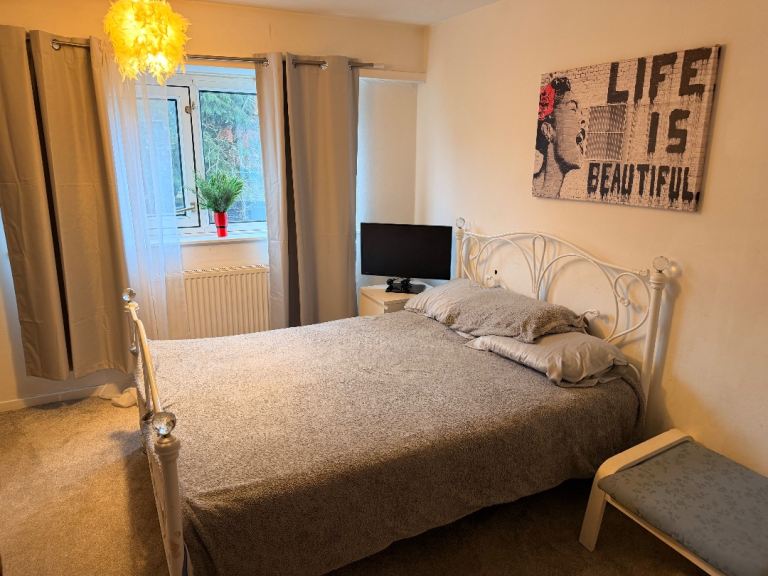 Double room , large , bills included 