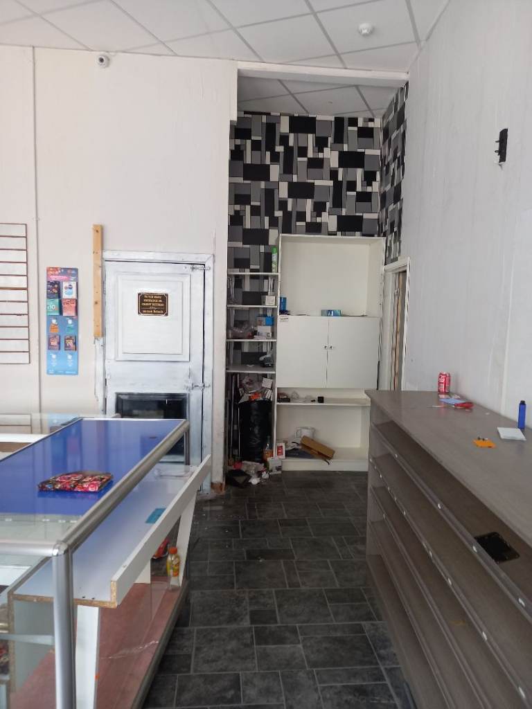 **AVAILABLE** PICCADILLY**NO DEPOSIT**SHOP IN THE CITY CENTRE**