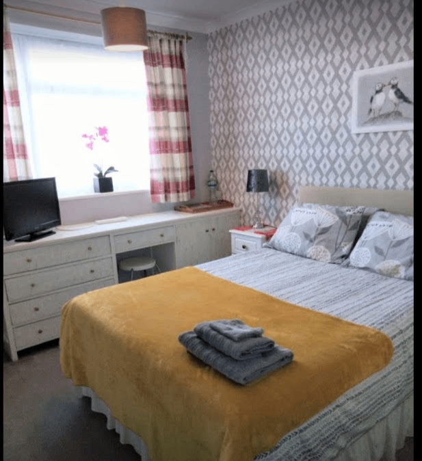 DOUBLE ROOM TO RENT FOR 4 WEEKS...ALL BILLS INCLUSIVE... PARKING ...