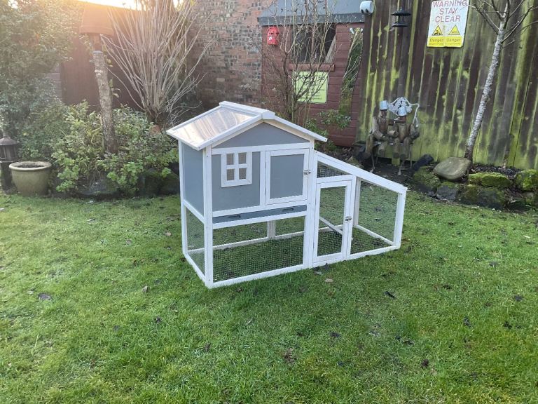 Rabbit / Guinea Pig Hutch. Can deliver. Extras Included Good Condition 