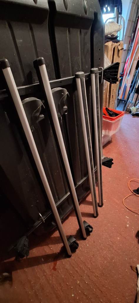 Halfords Aero roof bars x 4 (2 different lengths) and 4 mounting feet