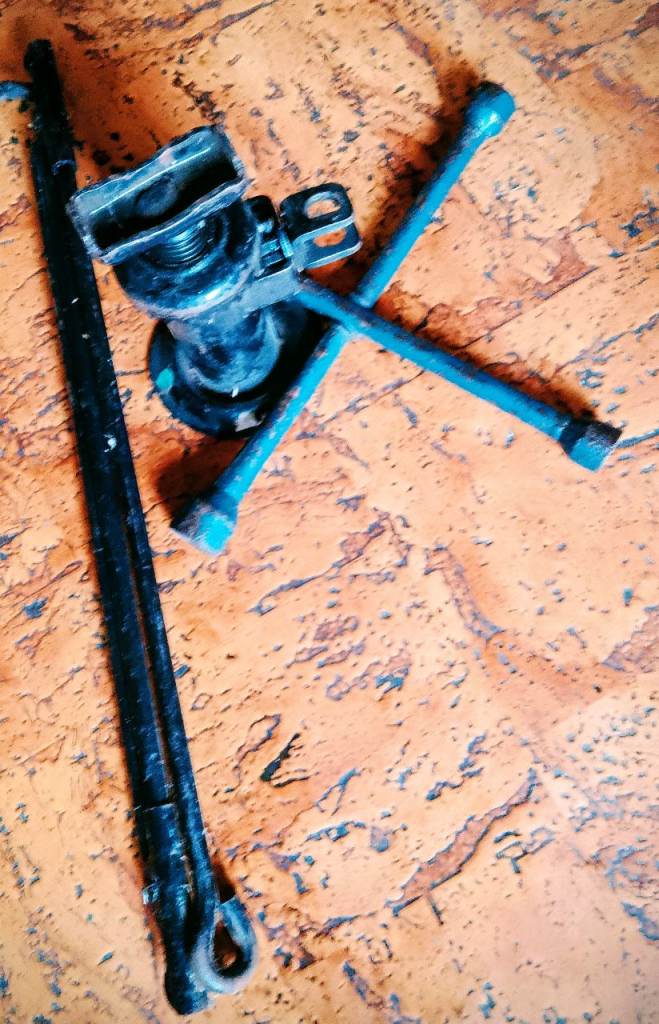 Car jack, extended handle and spider