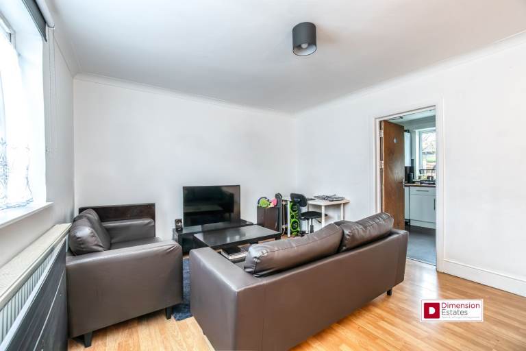 Stratford E15 : Fantastic 4 Bed House With Garden : AVAILABLE NOW !!