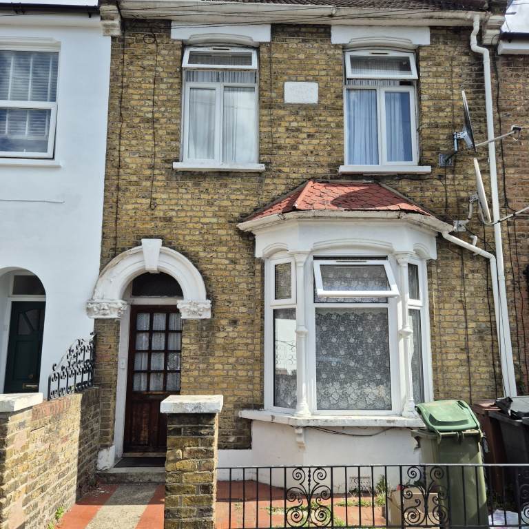 LOVELY STUDIO FLAT LOCATED ON IVY ROAD E17 8HX AVAILABLE FOR RENT! VIEWINGS START NOW
