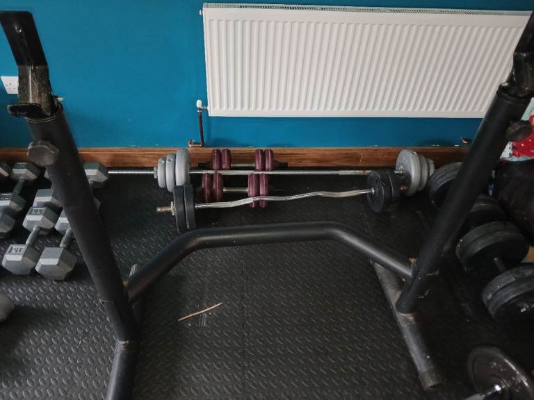 90+kg plates Solid 1in bar Solid 1in ez bar 2csets dumbbells Squat/bench rack
