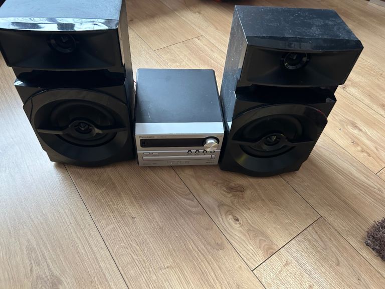 Panasonic Micro Hi-Fi System with CD , radio , USB , speakers - great sound