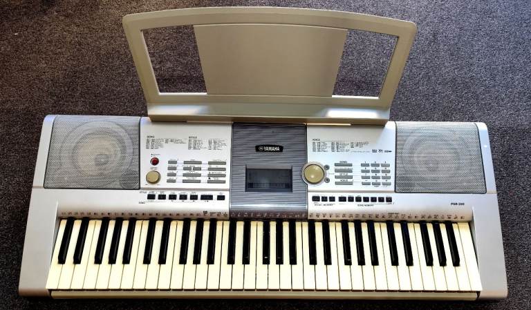 61 keys Yamaha PSR295 keyboard very good condition 