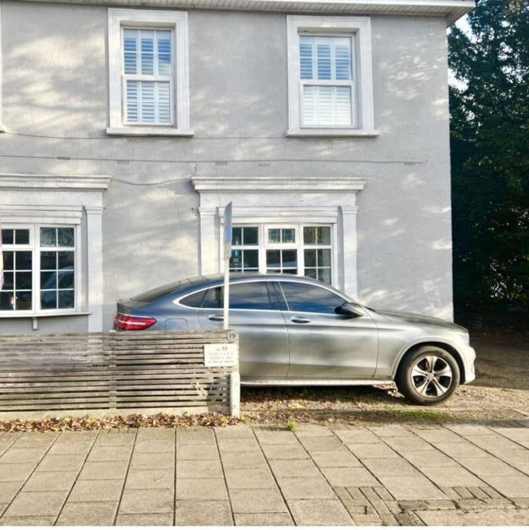 Couple Double furnished room in a shared flat with parking