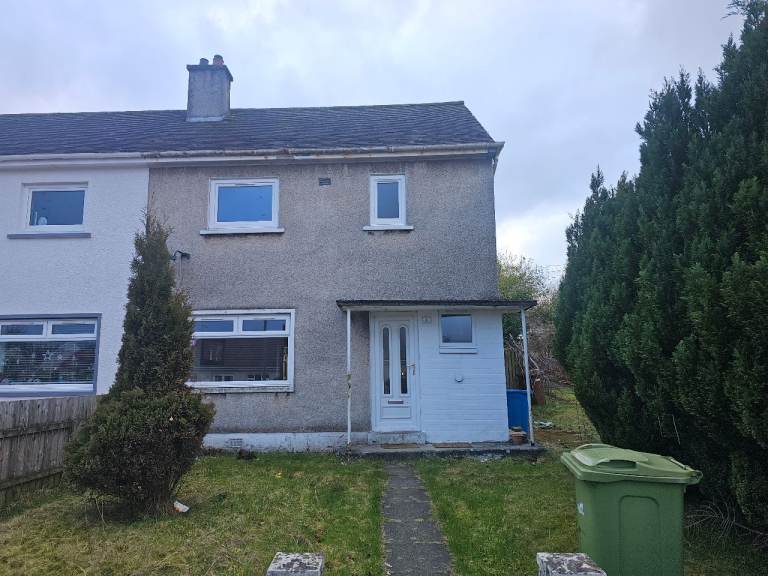 A beautiful, just renovated 3 bedroom semi-detached house in Newton Mearns Rent=£1500