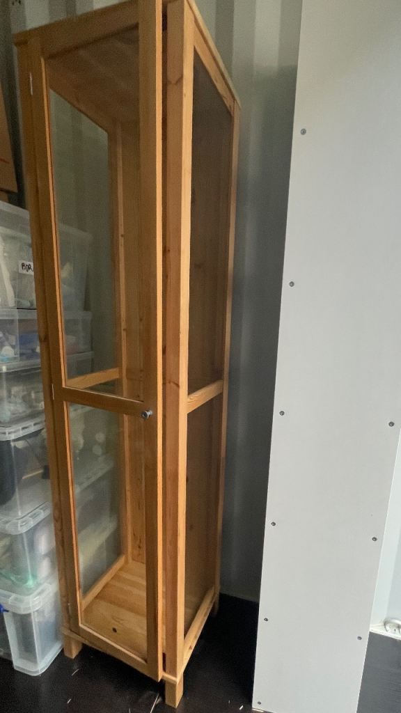 Display cabinet for collectibles 