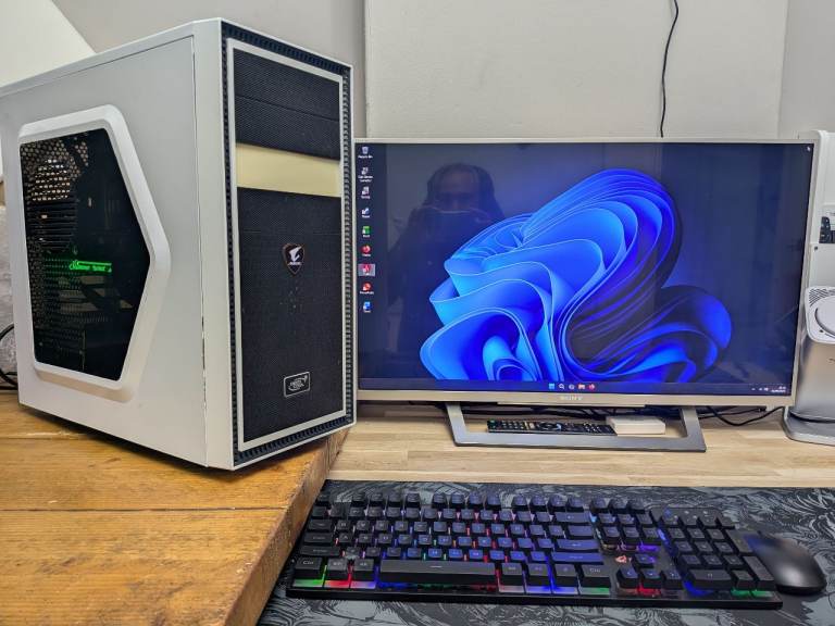 GAMING PC AORUS RYZEN 5 2400g GTX 1070 8GB 256GB NVME M.2 SSD 500GB HDD 16GB RAM 24" MONITOR COD GTA