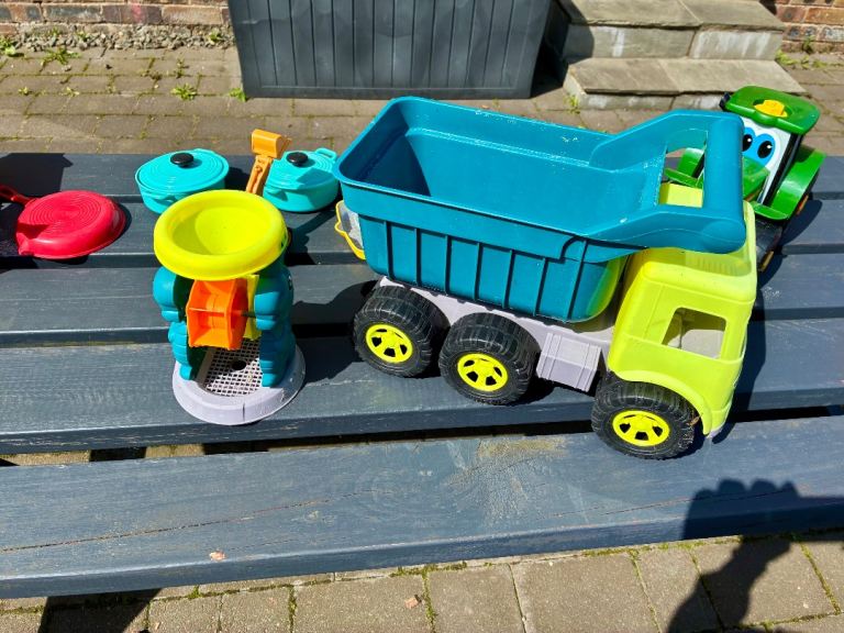 Free outdoor sandpit toys