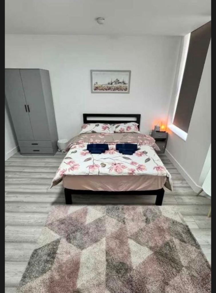 Spacious house with parking in excellent location 