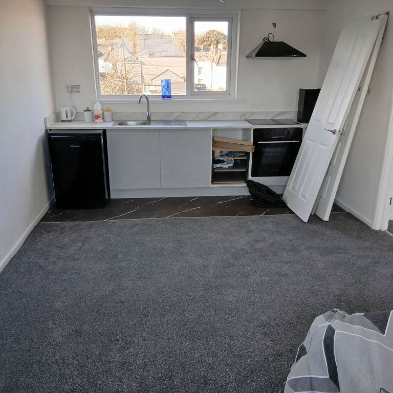 Refurbished Studio Flat with sea views