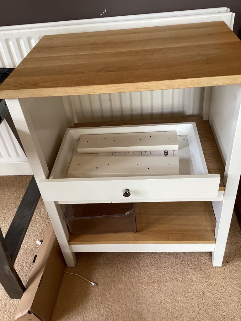 Freestanding kitchen unit 