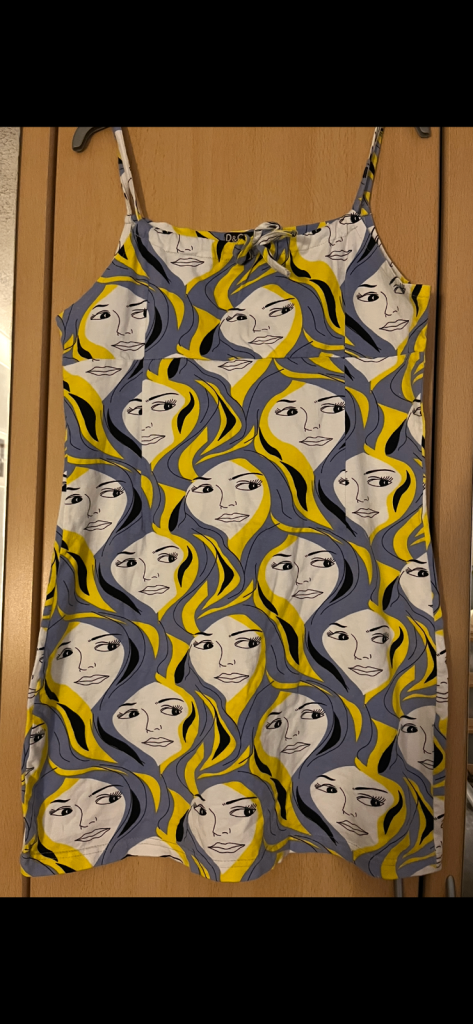 (978) Ladies top, fits a size 12