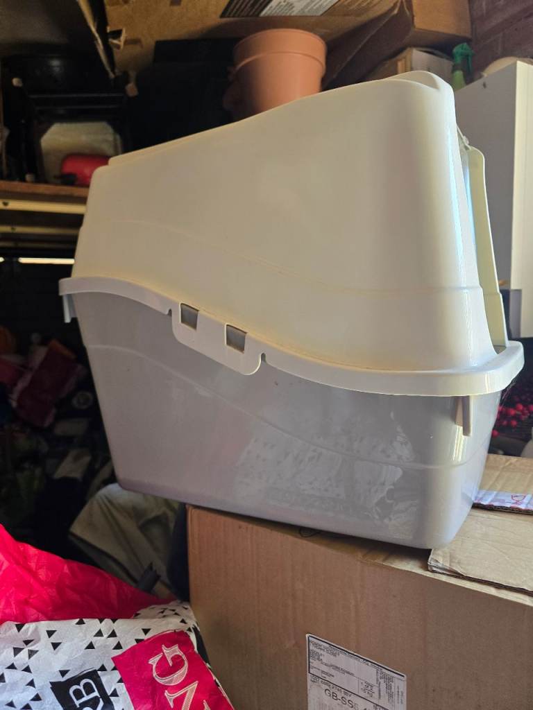 Cat litter enclosed box