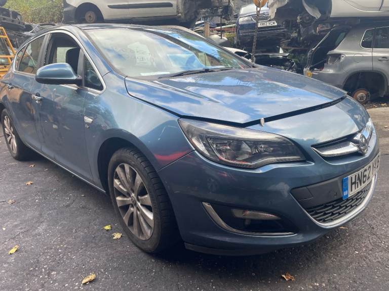 VAUXHALL ASTRA J 2013 WHITE 5DR 2.0 A20DTH BREAKING 1X WHEEL NUT