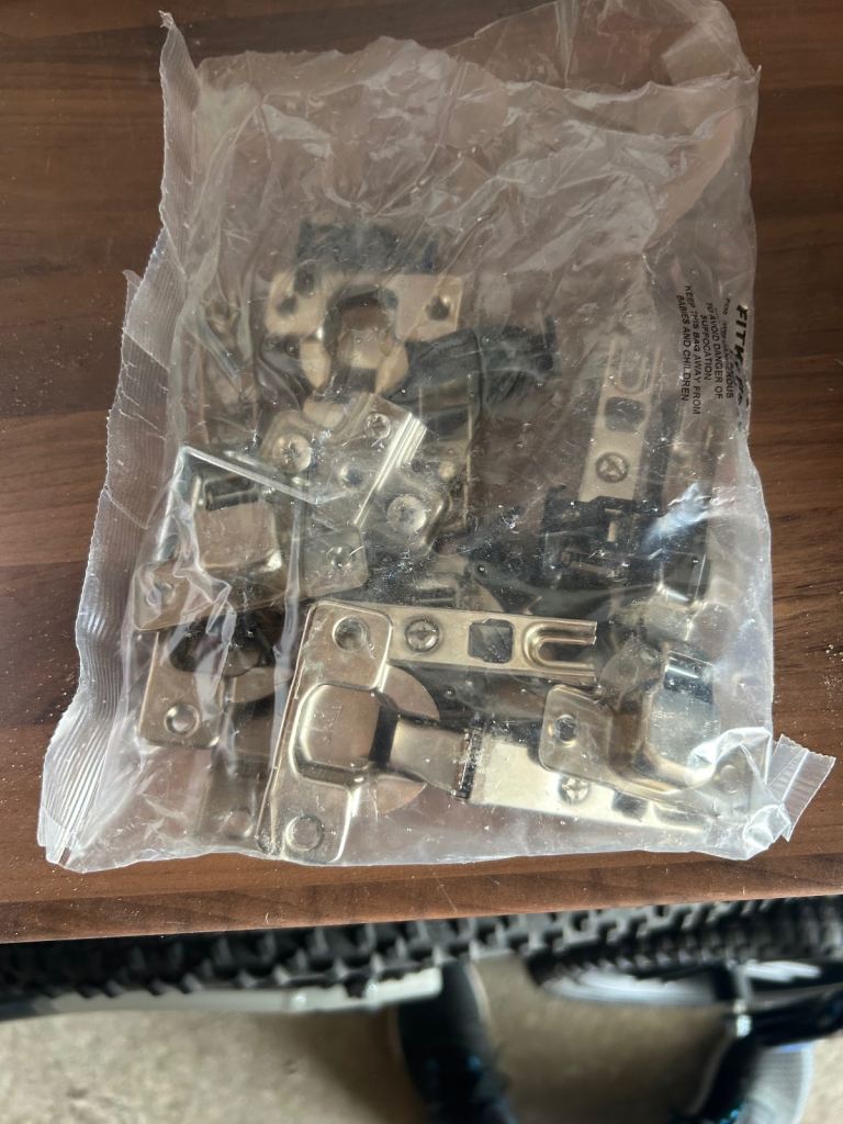 Cabinet hinges