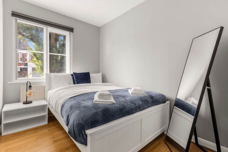 Stylish 2 Bed Flat SW19 | Flexible 1–3 Month Stay | Bills Included