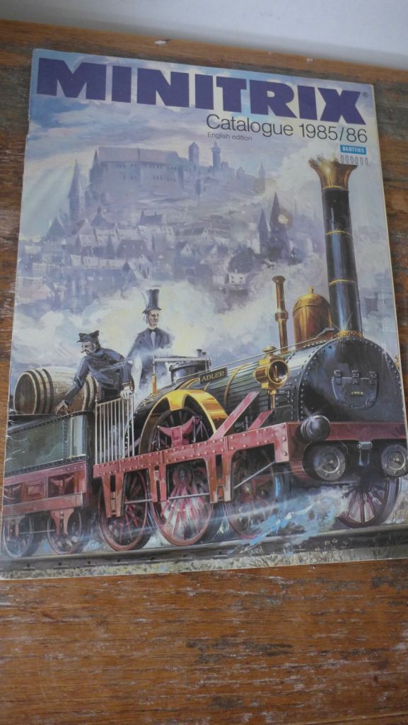 COLLECTABLE: MINITRIX CATALOGUE 1985-1986. MINITRIX N GAUGE MODEL RAILWAYS CATALOGUE (IN ENGLISH). 