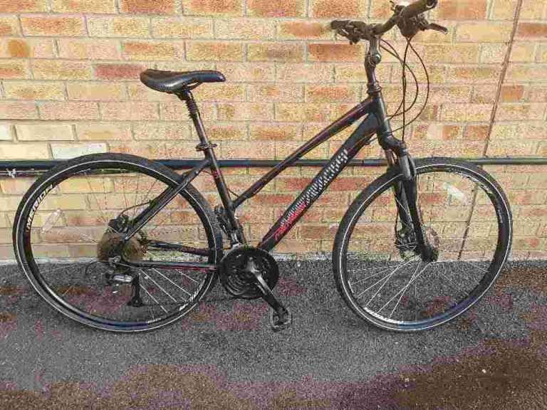 Merida Crossway 40 Hybrid bike in good condition with front suspension, comfortable saddle and bell.