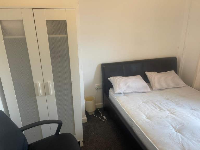 Well-maintained double bedroom 