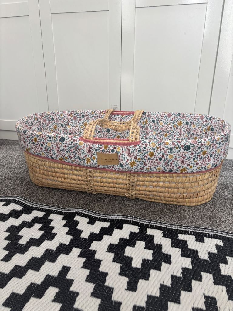 John Lewis - Lovely Moses Basket with Floral Lining – As Good As New