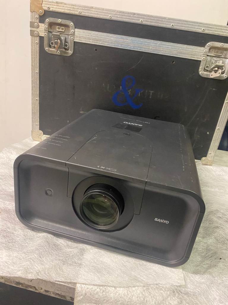 SANYO XP200L projector - 7000 lumen
