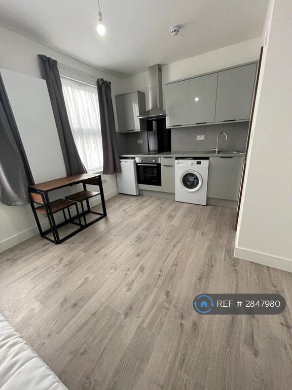 Studio flat in Huxley Road, London, N18 (#2847980)