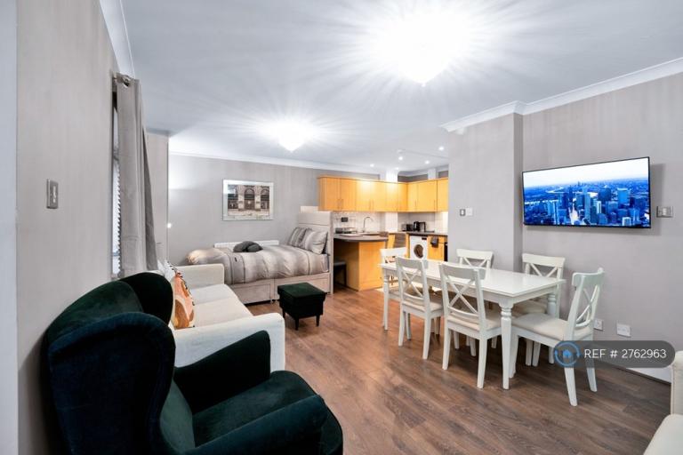 2 bedroom flat in Raven Row, London, E1 (2 bed) (#2762963)