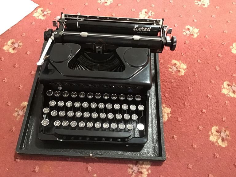Vintage Everest Mod90 Typewriter – Black, 