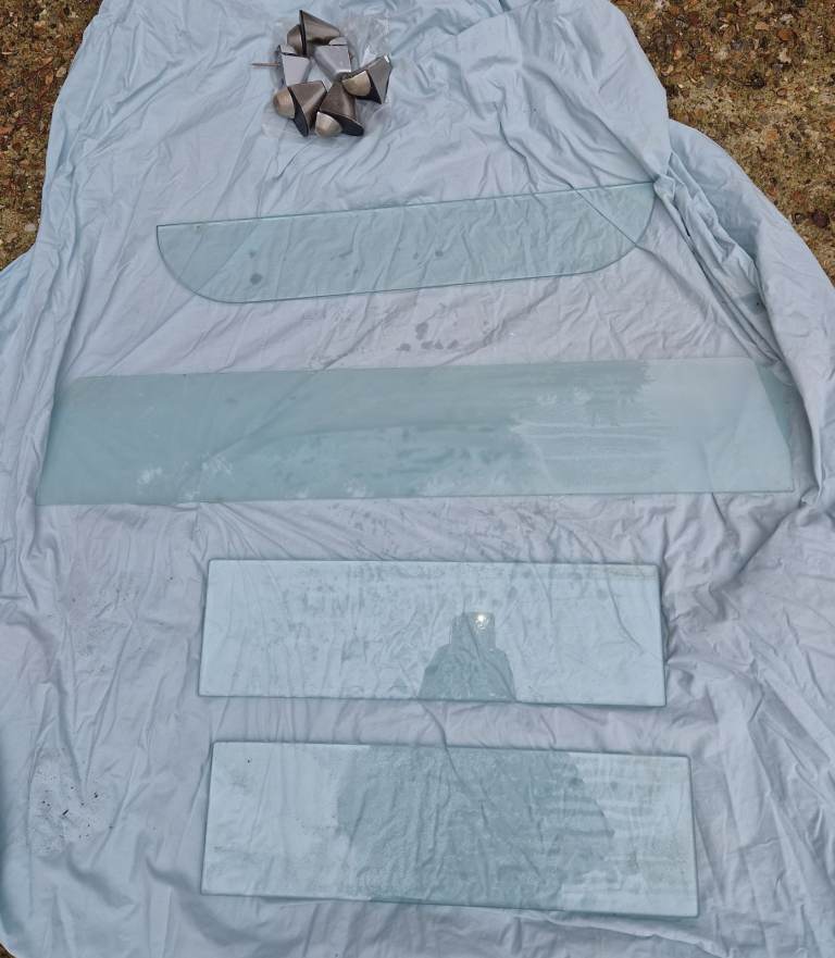 +++ Bargain Glass Shelves including Fixing Supports +++