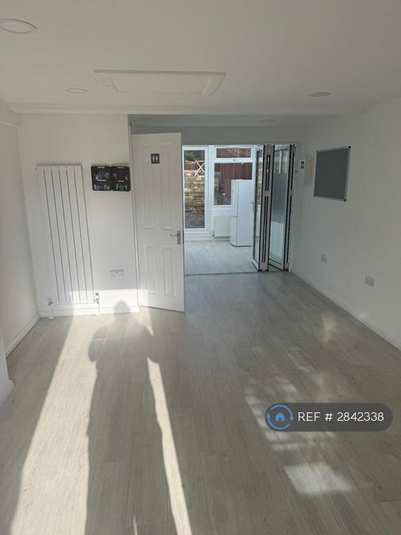 Studio flat in Purley, Purley, CR8 (#2842338)