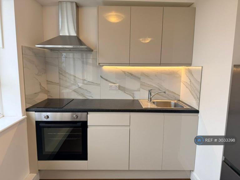 Studio flat in Ballards Lane, London, N3 (#3033398)