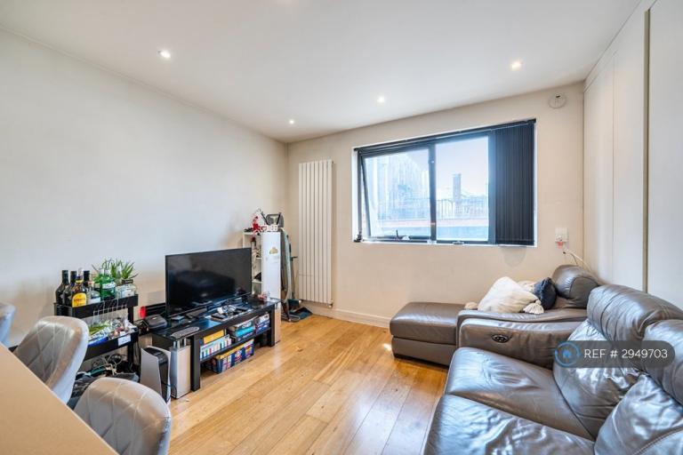3 bedroom flat in Clifton Terrace, London, N4 (3 bed) (#2949703)