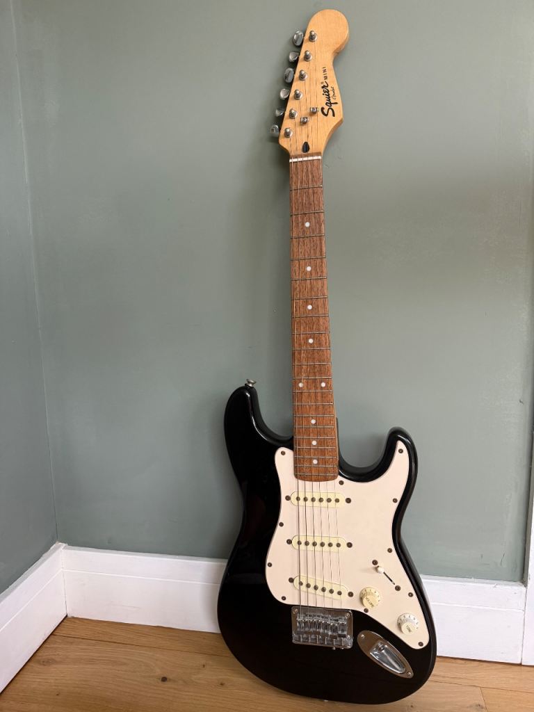 Fender Squier Mini Strat 3/4 Size mini Black Immaculate & Stand