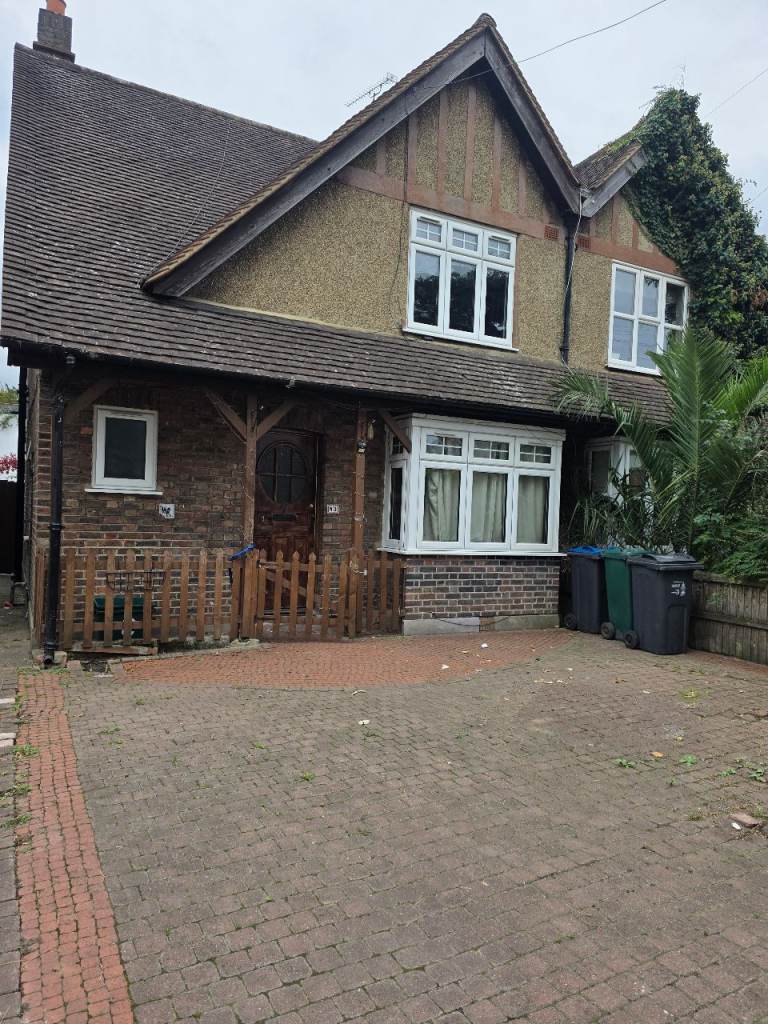 3/4 bedrooms, Semi-detached family home avaliable immediate occupation 
