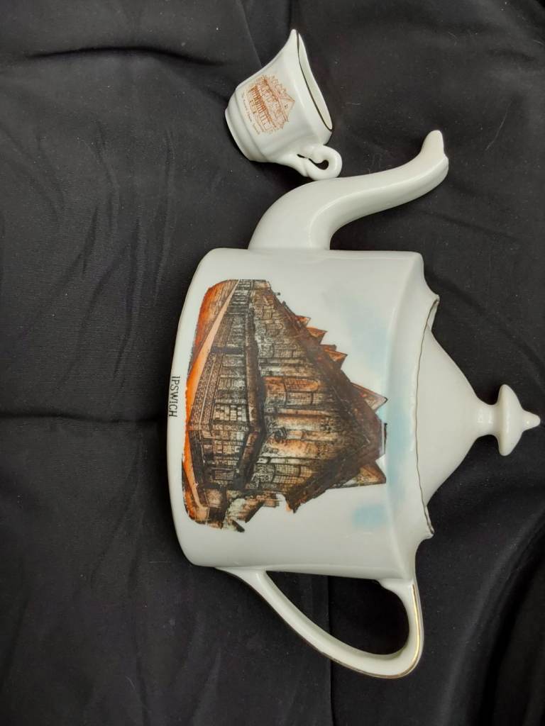 Ancienct House Teapot & mini jug