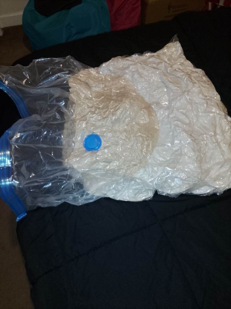 White and Cream Fleece Duvet King Size and Fitted Sheet plus Pillow Cases – Good Condition