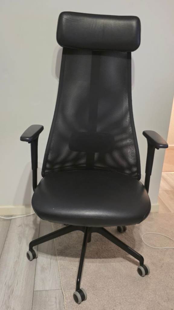 IKEA JÄRVFJÄLLET: sleek black mesh office chair. 