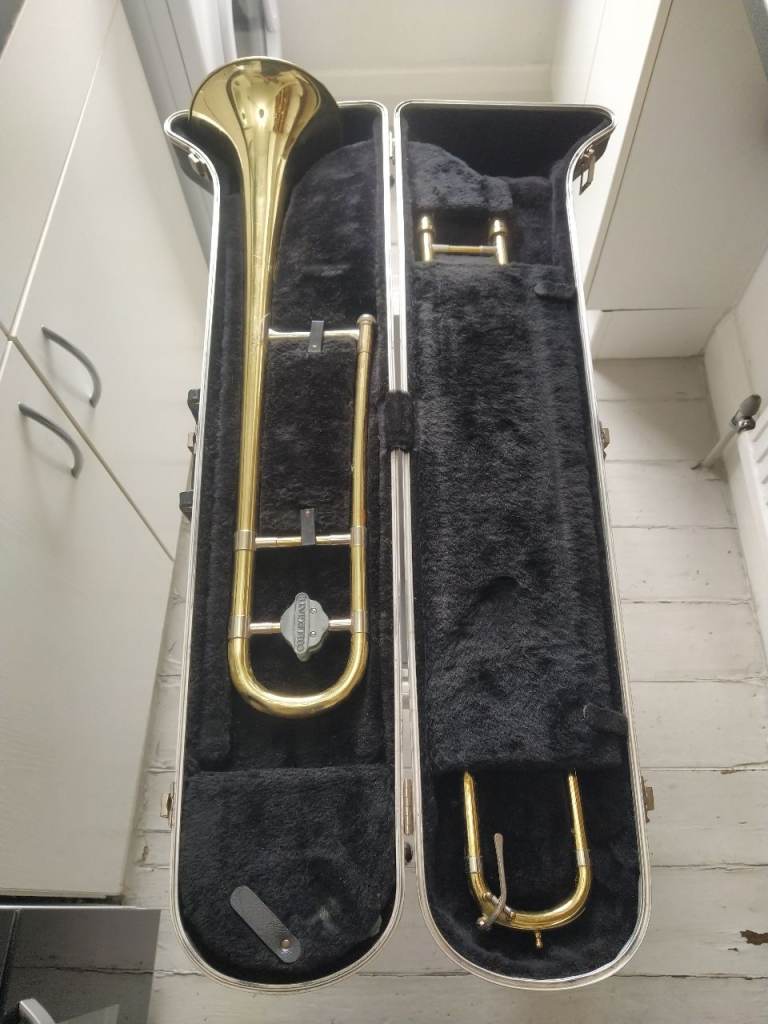OFFERS - Holton Collegiate TR602 Trombone & Denis Wick 10CS mouthpiece - plus mute