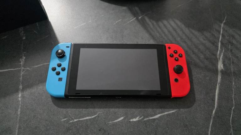 Nintendo Switch Bundle + 4 Joy-Cons + Zelda BOTW + Dock + Carry Case