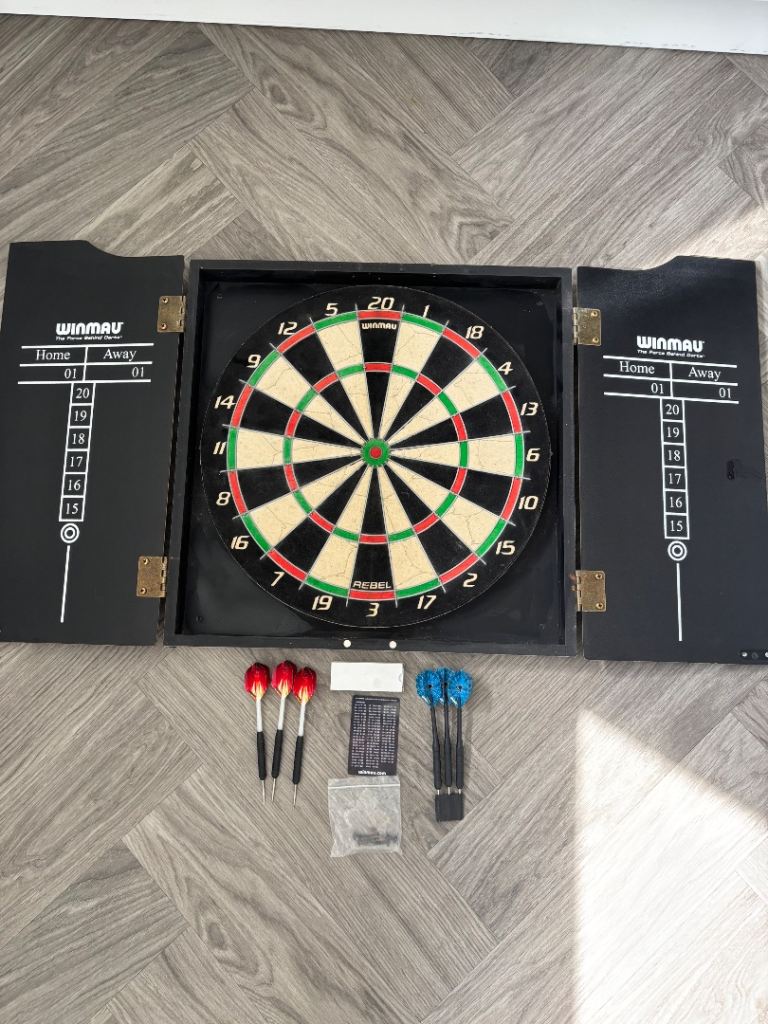 Winmau Rebal Dartboard With Score Board & 2 Sets Of Darts 