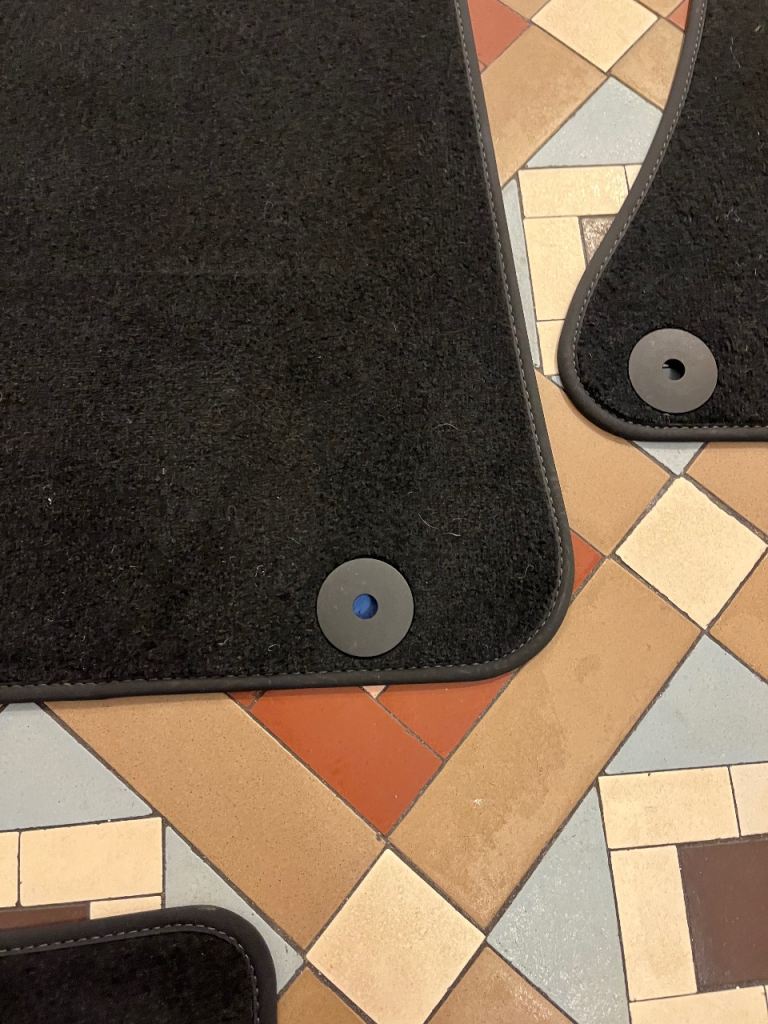 Genuine Porsche Macan Black Carpet Floor Mats – 72 plate – Used Once